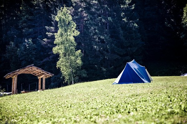 Quels sont les équipements nécessaires pour un camping en région de forêt tropicale en automne?