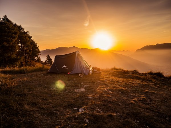 Comment organiser un camping pour une expédition de randonnée en région de haute montagne en hiver?
